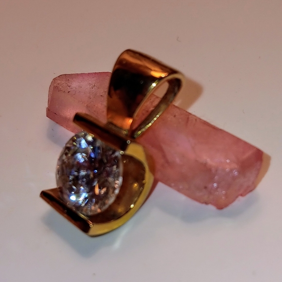 "Three carat" man-made diamond in gold tone setting BEAUTIFUL! - Picture 4 of 8